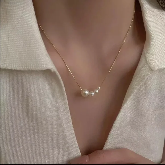 𝅺NWT faux pearl necklace - Picture 2 of 8